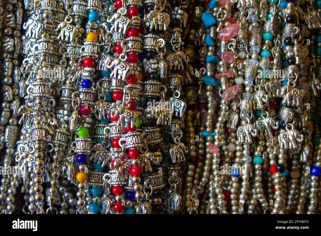 Un assortiment de bijoux de fantaisie en argent dans le marché central de  Phnom Penh, Cambodge Photo Stock - Alamy