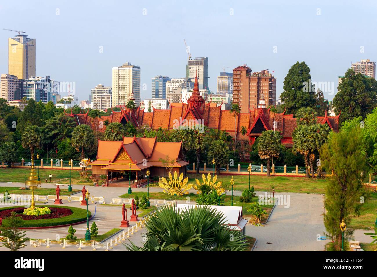 Le Musée national du Cambodge est le plus grand musée d'histoire culturelle du Cambodge et le principal musée historique et archéologique du pays. Il Banque D'Images