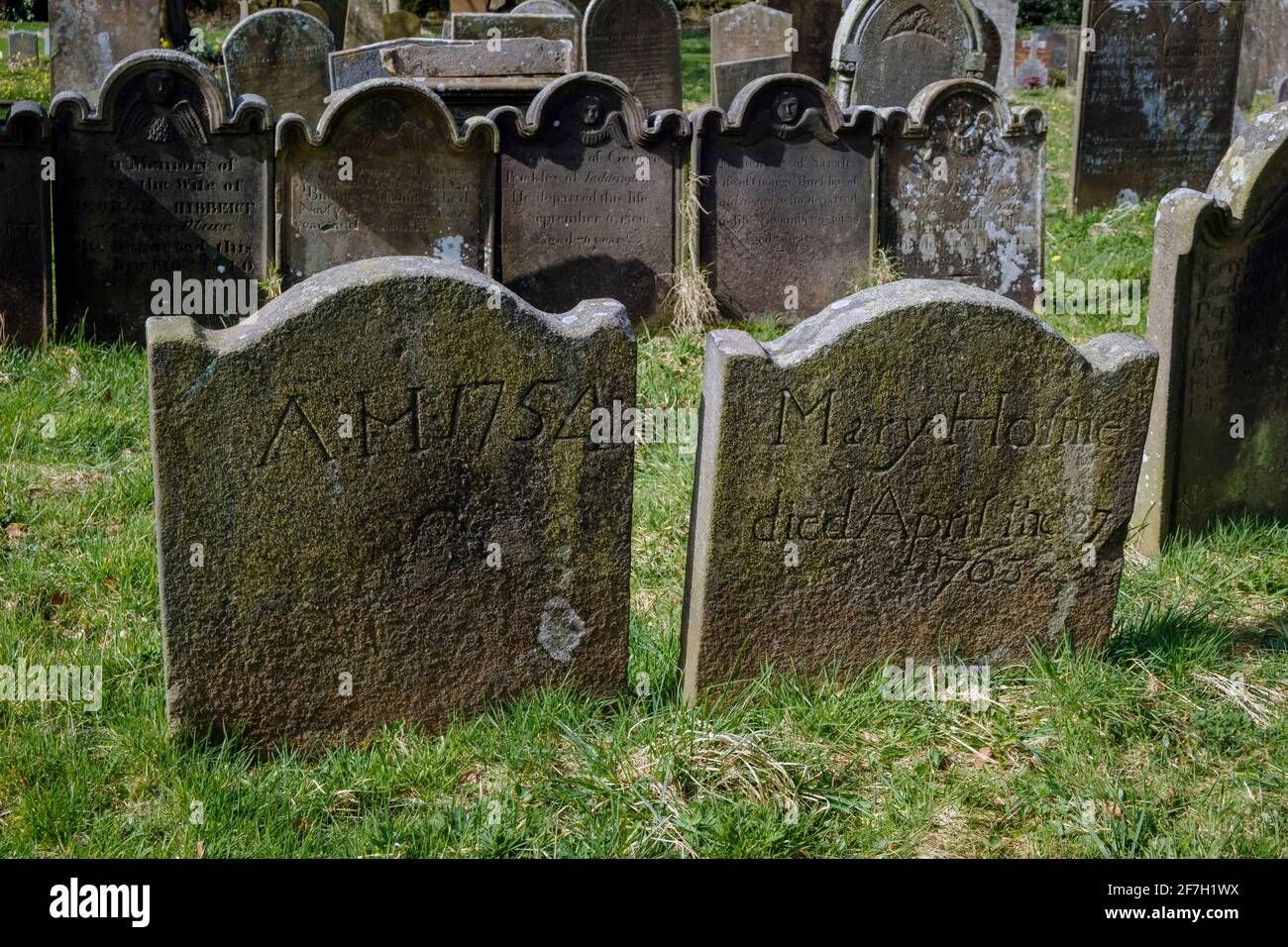 Pierres tombales du XVIIIe siècle dans le cimetière de l'église Saint-Michel et All Angels, Taddington, parc national du Peak District, Derbyshire Banque D'Images
