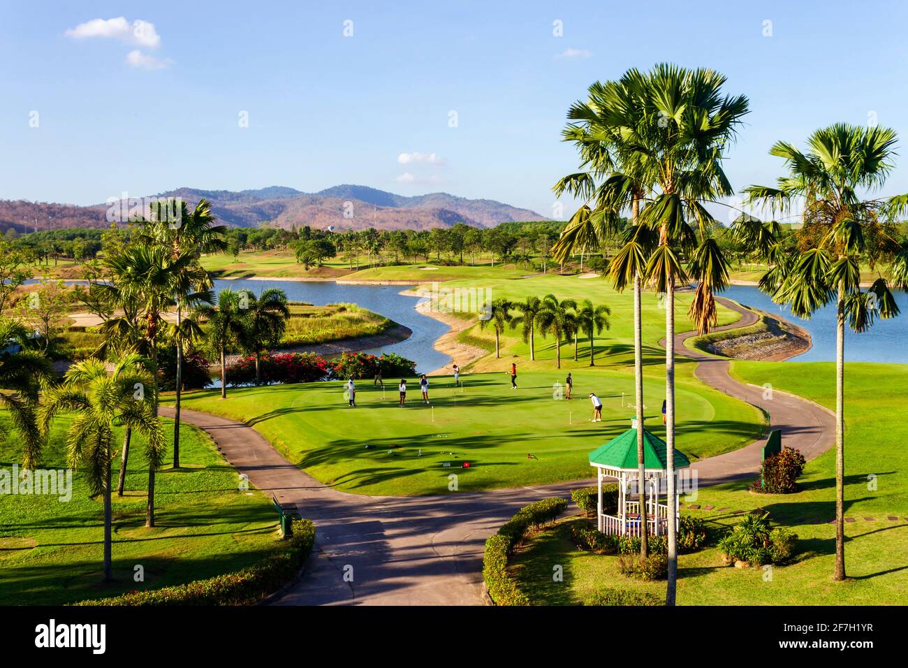 Sri Racha City, Chonburi, Thaïlande - 13 février 2020 : vue sur le parcours de golf depuis le clubhouse du Pattana Sport Club Golf course situé à CH Banque D'Images