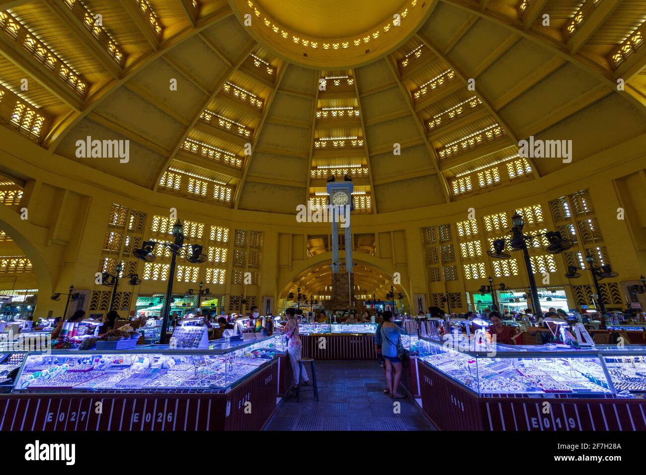 22 février 2020 - Phnom Penh, Cambodge: Vue intérieure du marché central un point de repère art déco de Phnom Penh, la capitale du Cambodge. La lumière Banque D'Images