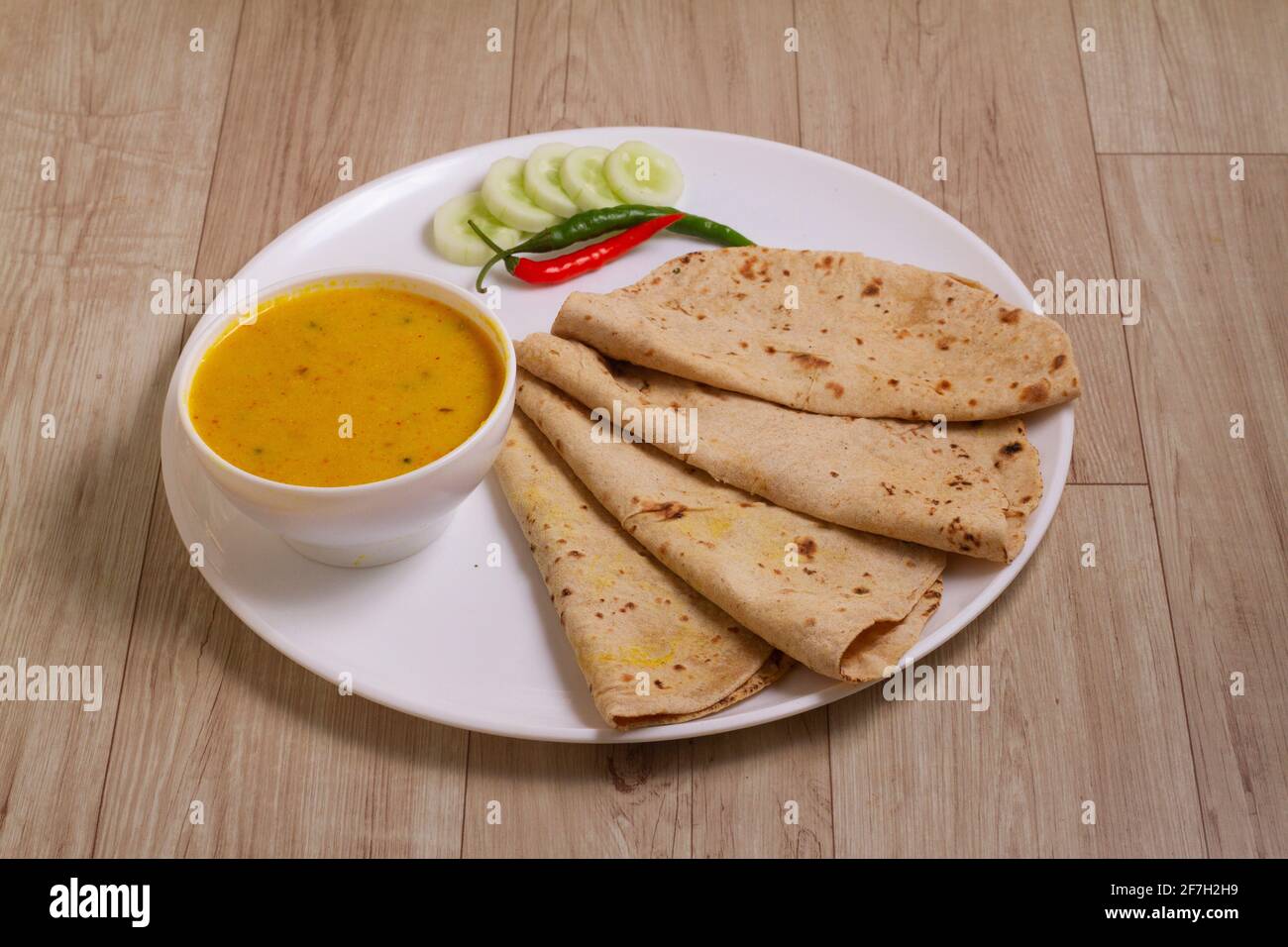 Cuisine indienne Kadhi chapati - Curry végétarien à base de lait de beurre et de farine de pois chiches. Servi dans un bol ou Karahi sur fond de bois, sélectif f Banque D'Images