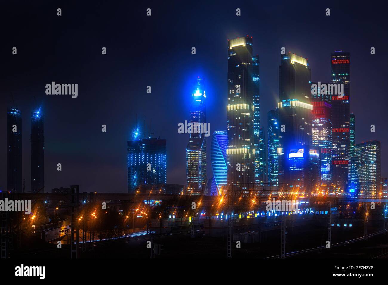 Moscou-ville la nuit dans la pluie dans le brouillard et dans les nuages bas. Photo de haute qualité Banque D'Images Moscou-ville la nuit dans la pluie dans le brouillard et dans les nuages bas. Photo de haute qualité Banque D'Images