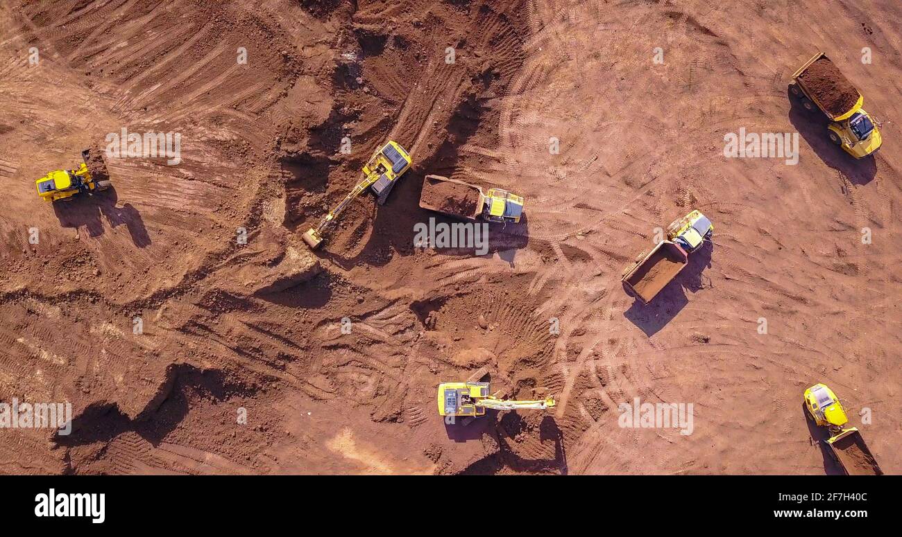 Plusieurs équipements de terrassement sur le nouveau site de développement. Machines de terrassement. Vue de drone sur un nouveau site de construction. Banque D'Images