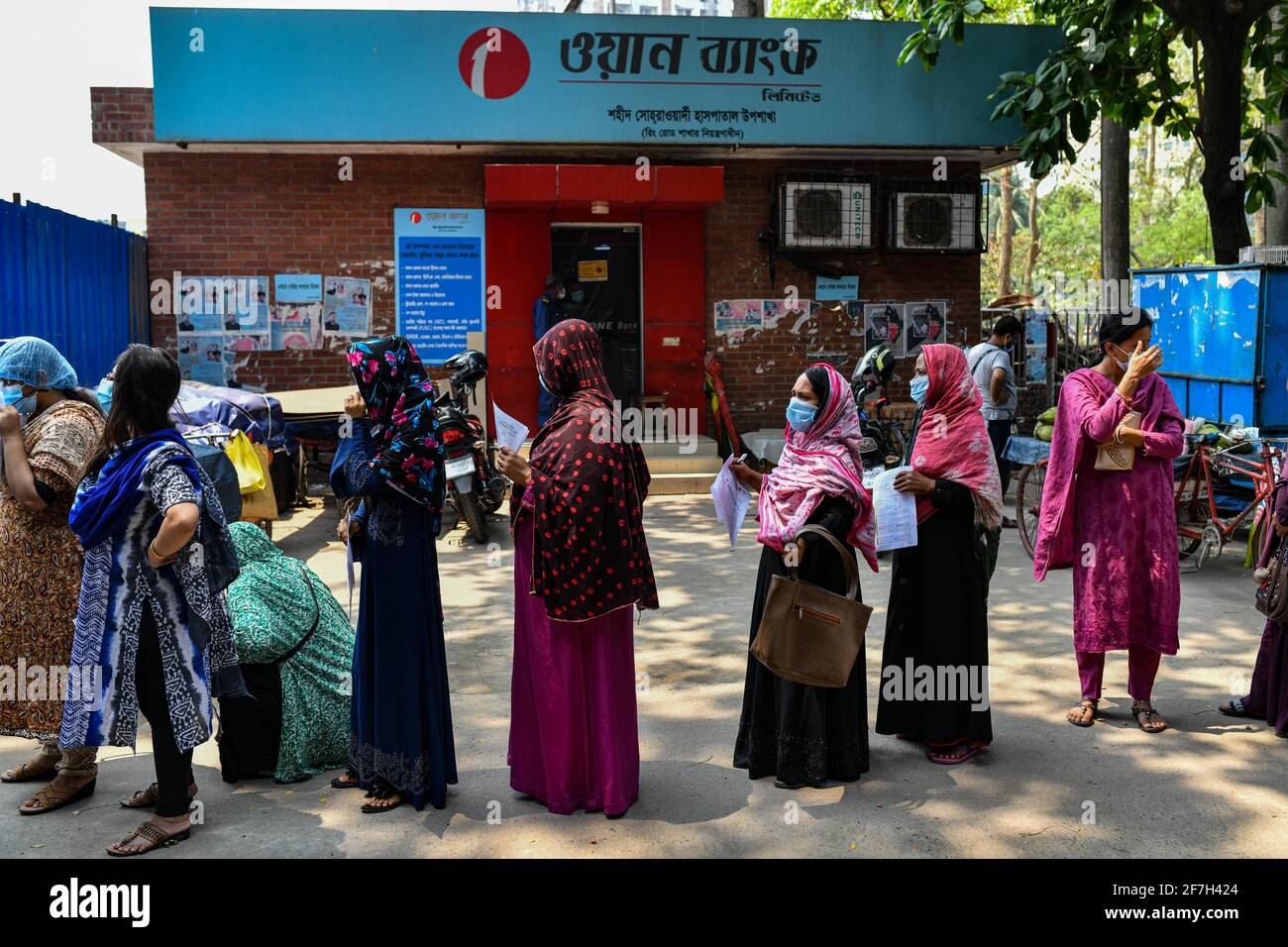 Dhaka, Dhaka, Bangladesh. 6 avril 2021. Les bangladais attendent dans une file d'attente car ils ne maintiennent pas de distanciation sociale devant le stand de collecte d'échantillons pour être testés pour l'infection COVID-19 dans un hôpital et un collège médical Shaheed Suhrawardy. Crédit: Zabed Hasnain Chowdhury/ZUMA Wire/Alay Live News Banque D'Images