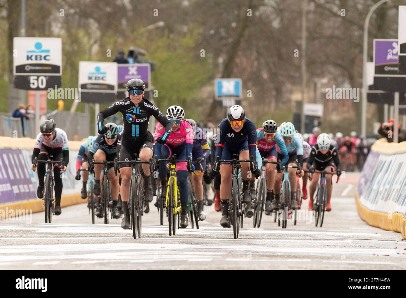 SCHOTEN, BELGIQUE - AVRIL 7 : Lorena Wiebes de Team DSM et des pays-Bas, Emma Cecilie Jorgensen de Team Movistar et Danemark, Elisa Balsamo de Tea Banque D'Images