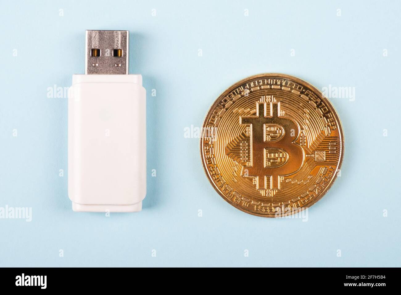 Or coin crypto-monnaie bitcoin avec USB gros plan, clé de sécurité,  stockage crypté comme un portefeuille sécurisé Photo Stock - Alamy