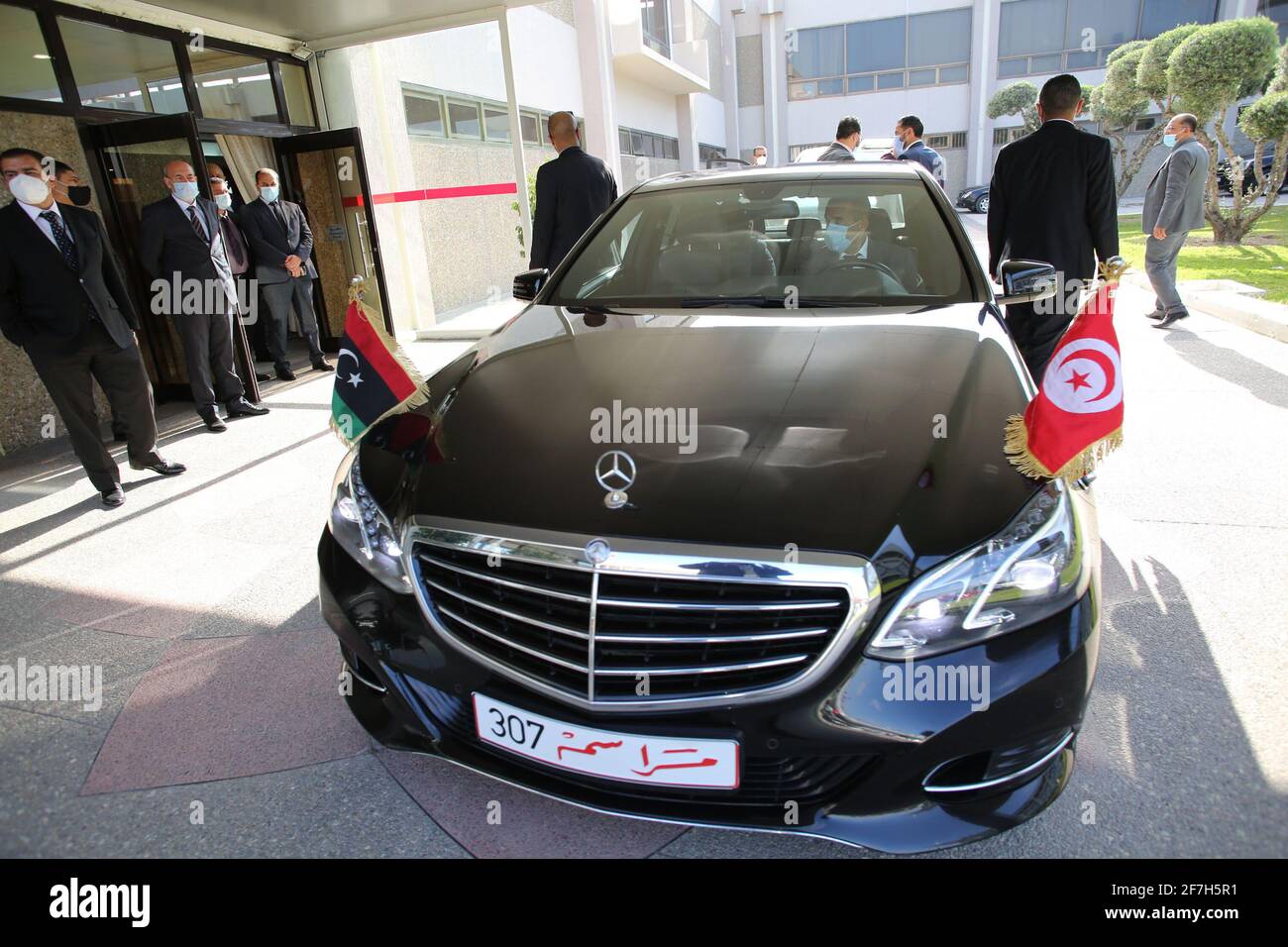 Le nouveau ministre des Affaires étrangères de la Libye, Najla al-Manqoush (C), rencontre le ministre tunisien des Affaires étrangères, Othman Jerandi (L), à l'aéroport de Tunis Carthage. Le nouveau ministre des Affaires étrangères de la Libye, Najla al-Manqoush, s'est rendu aujourd'hui en Tunisie pour la première visite de ce genre entre les pays voisins depuis 2012, a annoncé son bureau, dans un élan pour la nouvelle administration libyenne soutenue par l'ONU. Banque D'Images