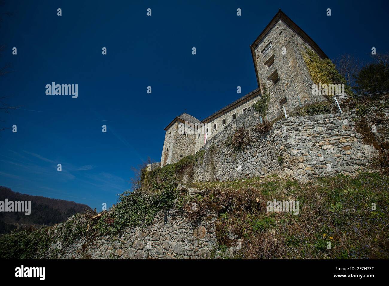 Vue sur le château médiéval partiellement restauré de Kostel dans le village de Kostel, à proximité de Kolpa, en Slovénie, par une journée ensoleillée avec un ciel bleu clair. Magnifique Banque D'Images