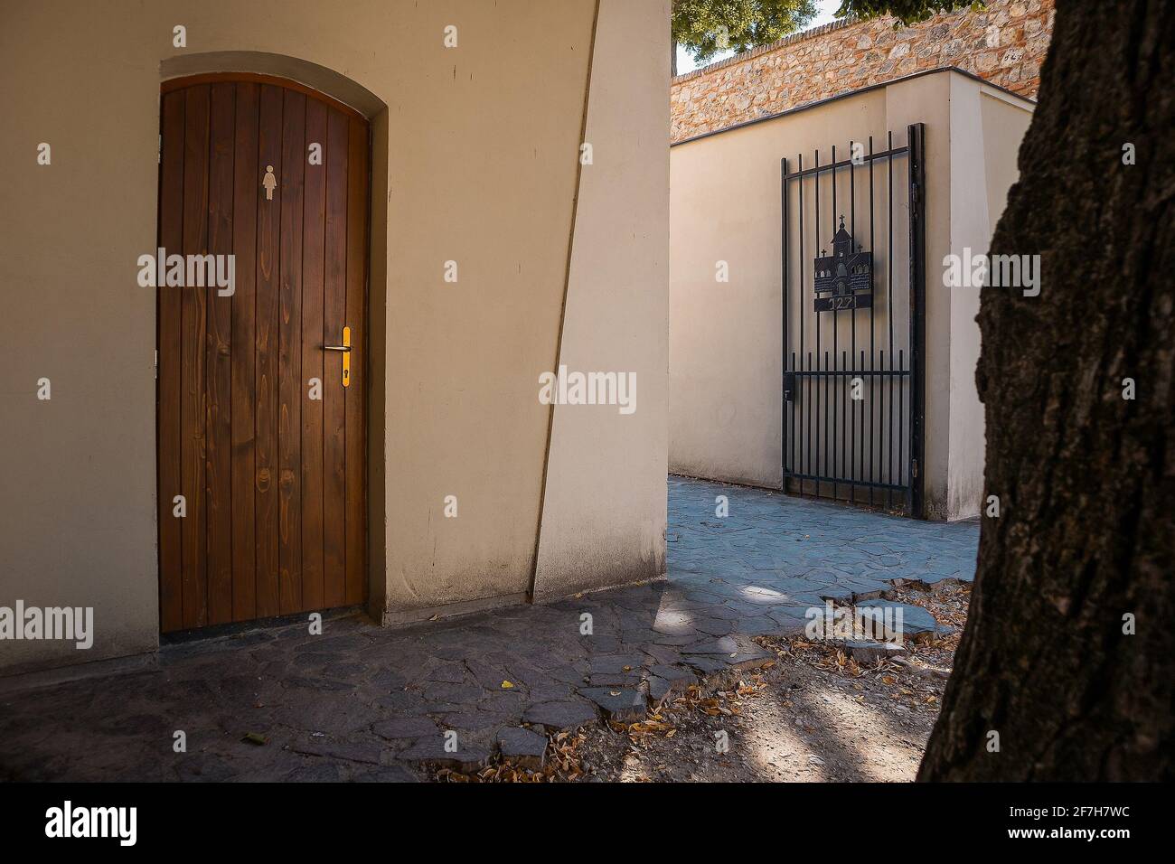 Porte en bois menant à la salle publique des femmes ou aux toilettes des femmes sur le château de nitra en Slovaquie. Banque D'Images