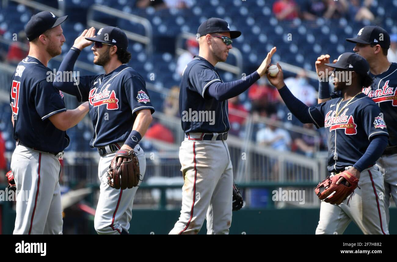 Atlanta Braves Freddie Freeman (C) fête avec ses coéquipiers après qu'ils ont gagné leur premier match de la saison 7-6 contre les ressortissants de Washington à Nationals Park à Washington, DC le mercredi 7 avril 2021. Photo de Pat Benic/UPI Banque D'Images