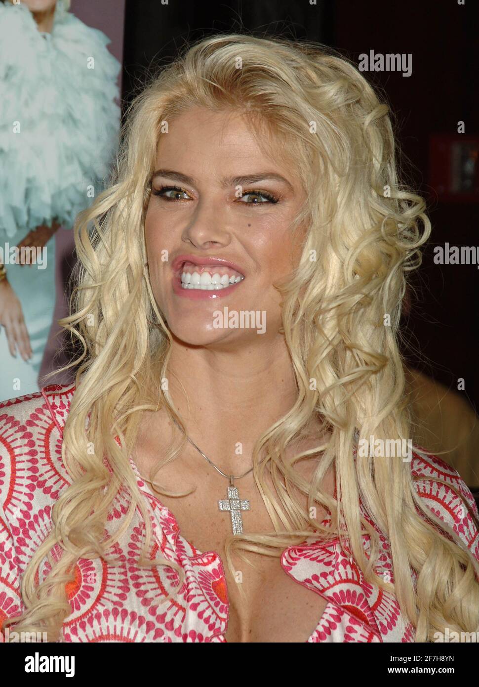 Anna Nicole Smith assiste à une signature autographe pour relancer le magazine The Bigger, Bolder and Better National Enquirer, tenu à Hudson News à Grand Central Station, le jeudi 7 avril 2005 à New York. Photo de Jennifer Graylock-Graylock.com Banque D'Images