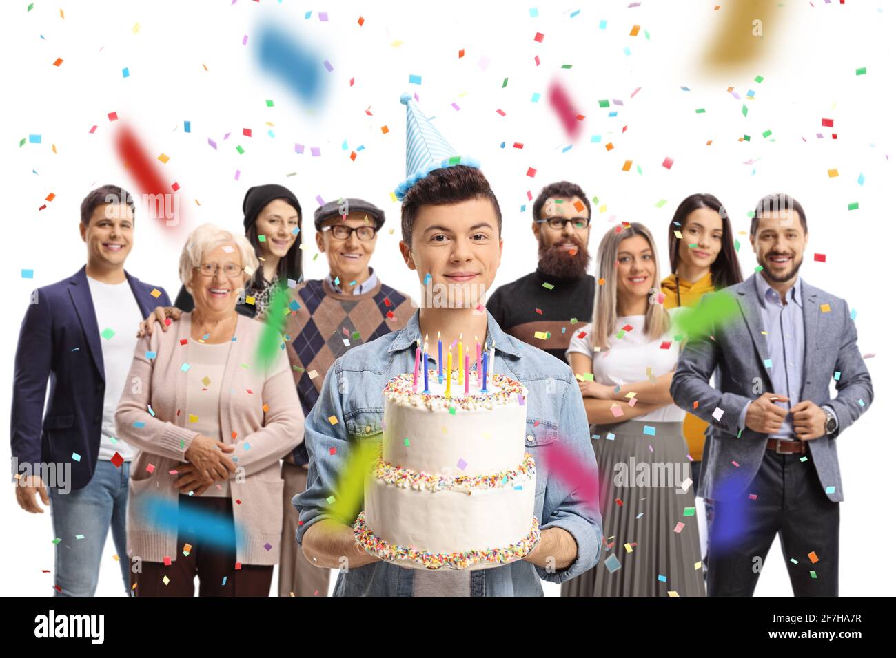 Fete D Anniversaire Avec Un Adolescent De Sexe Masculin Tenant Un Gateau Avec Sa Famille Autour Isolee Sur Fond Blanc Photo Stock Alamy