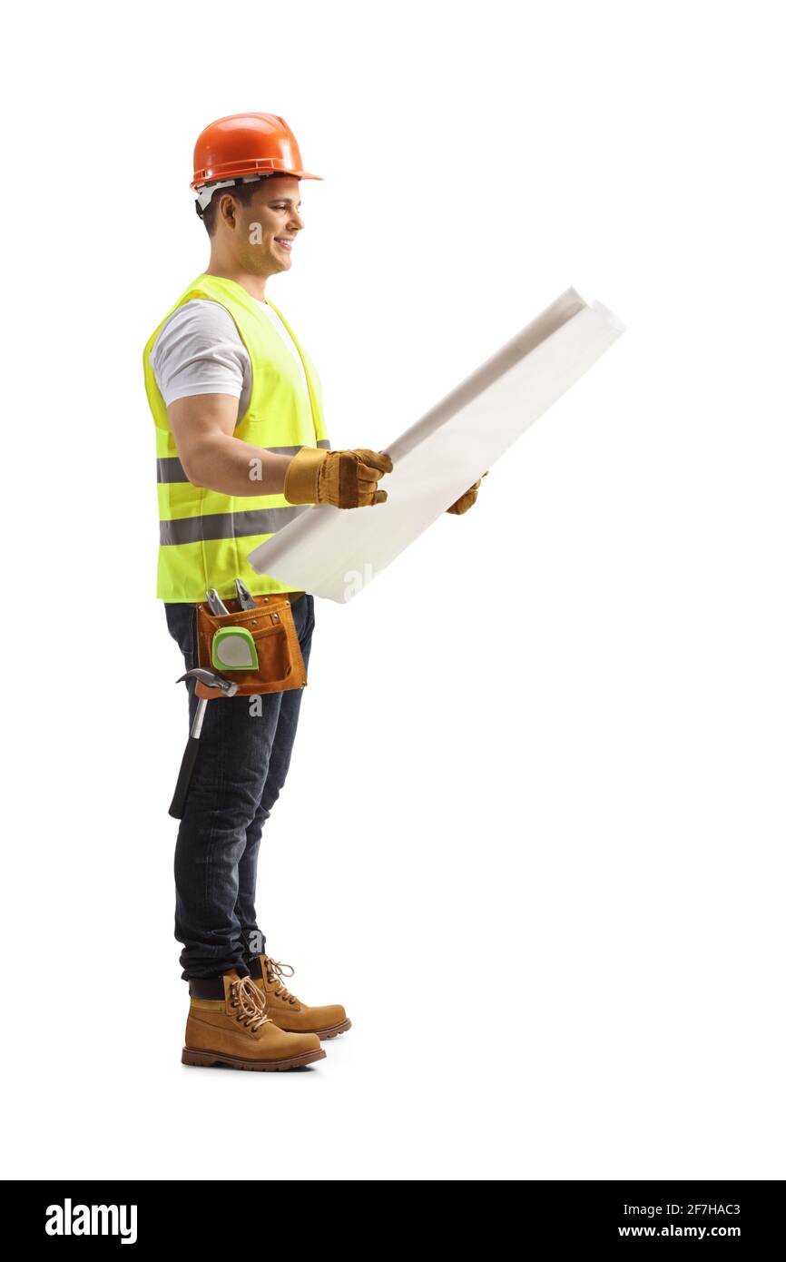 Photo de profil pleine longueur d'un ouvrier de la construction regardant un photocalque isolé sur fond blanc Banque D'Images