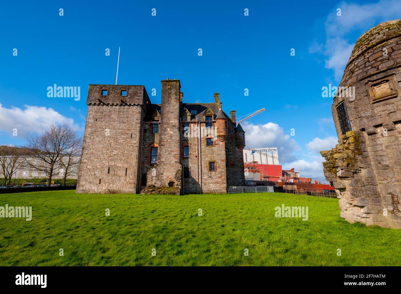 Château de Newark avec le chantier naval Ferguson derrière, Port Glasgow, Écosse Banque D'Images