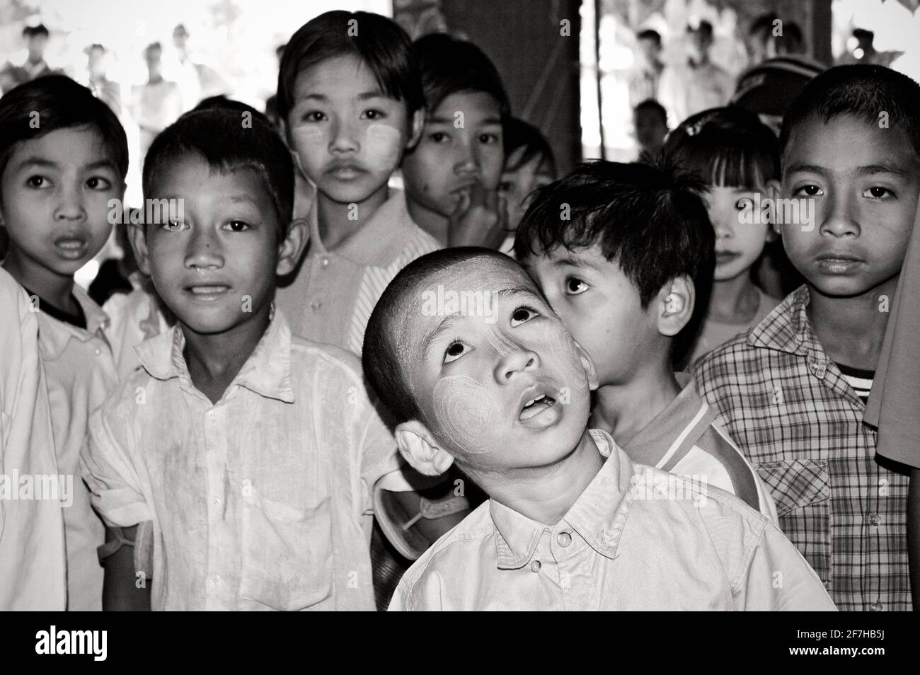 Enfants curieux dans un village, région de Sagaing, Myanmar Banque D'Images