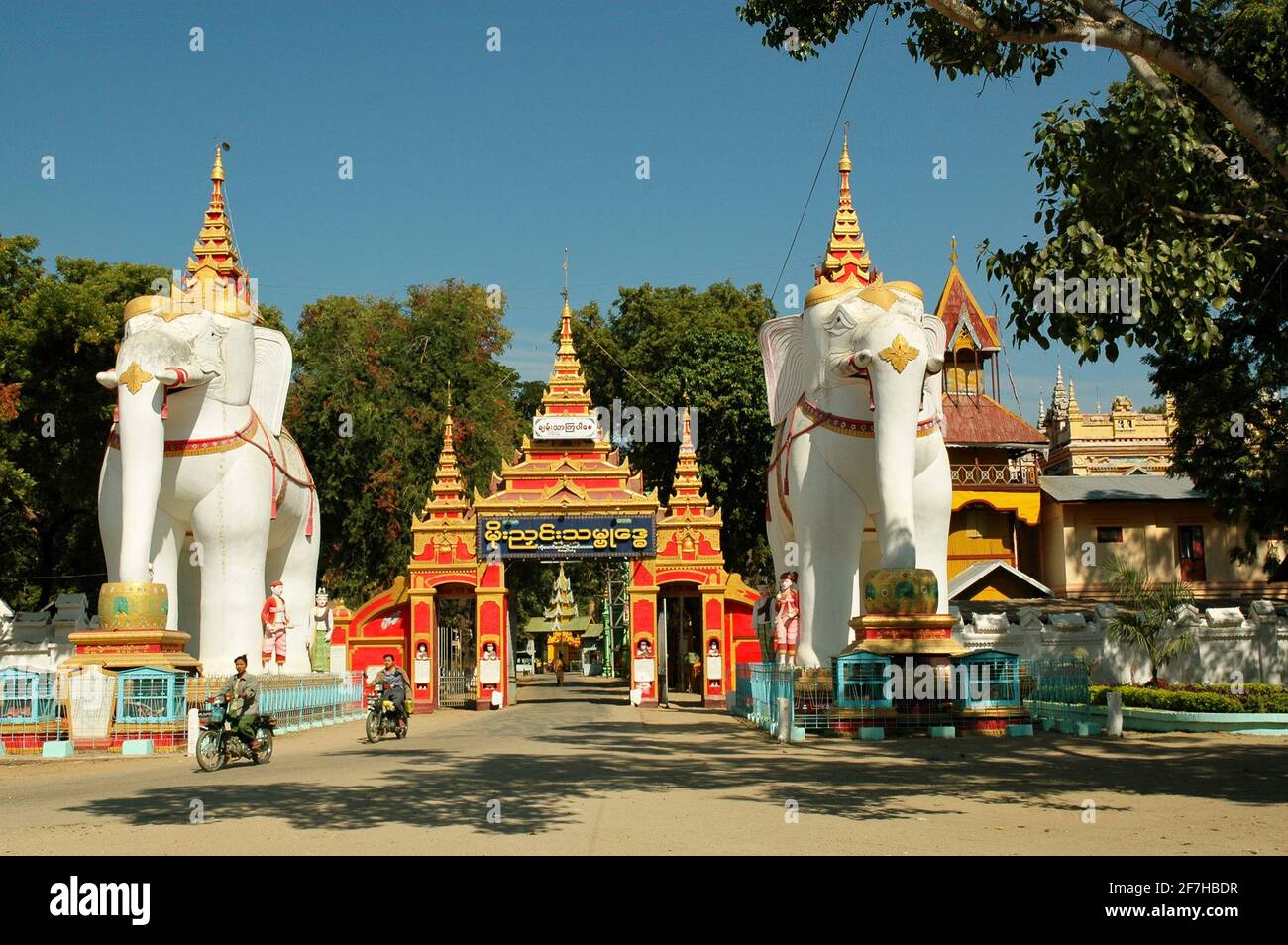 Éléphants blancs à l'entrée de la pagode Thanboddhay près de Monywa, Myanmar Banque D'Images