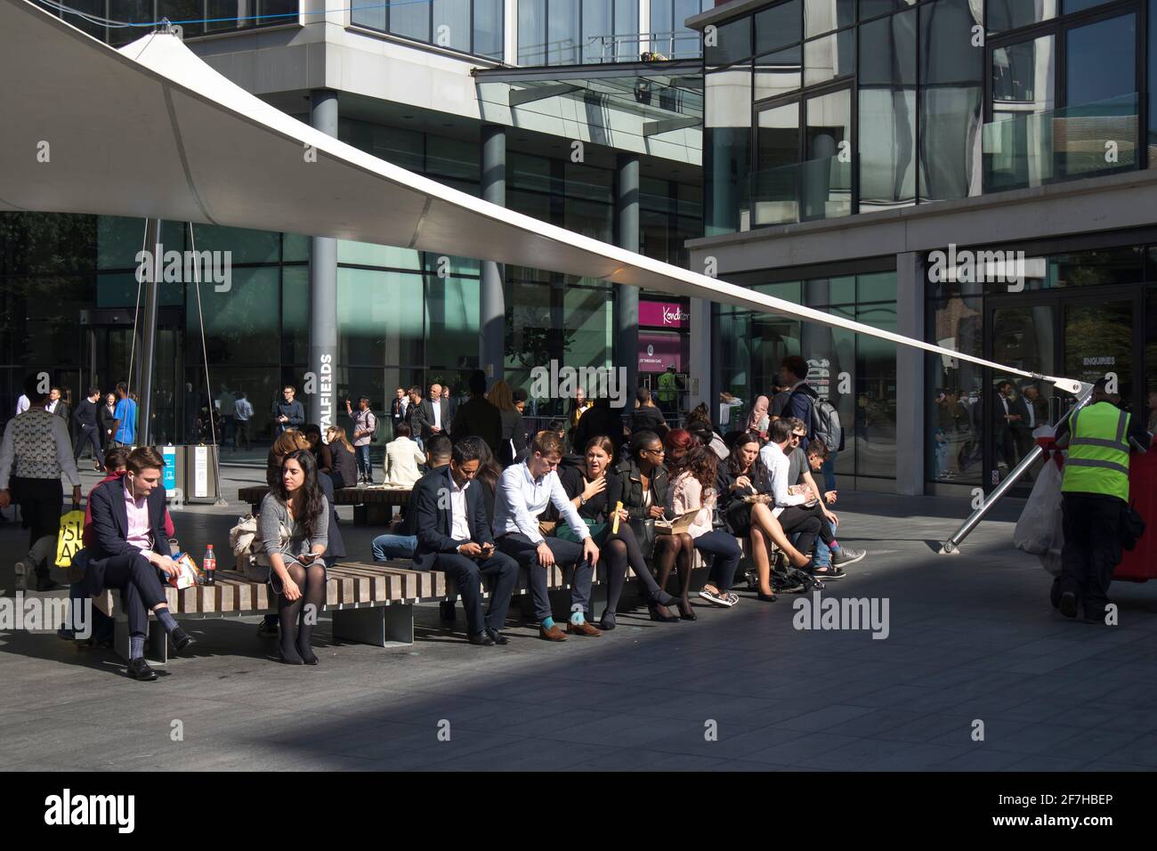 Londres, Royaume-Uni -20 septembre 2020, vue de Brushfield St, Spitalfields, Paysage de Brushfield Street, à l'extérieur du marché de Spitalfields, certaines personnes assises Banque D'Images