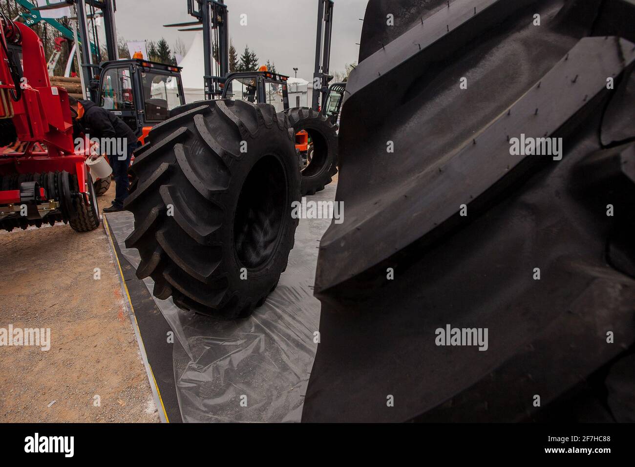 Gros pneus de tracteur exposés dans un salon d'affaires à la campagne. Détail de la bande de roulement d'un pneu. Banque D'Images