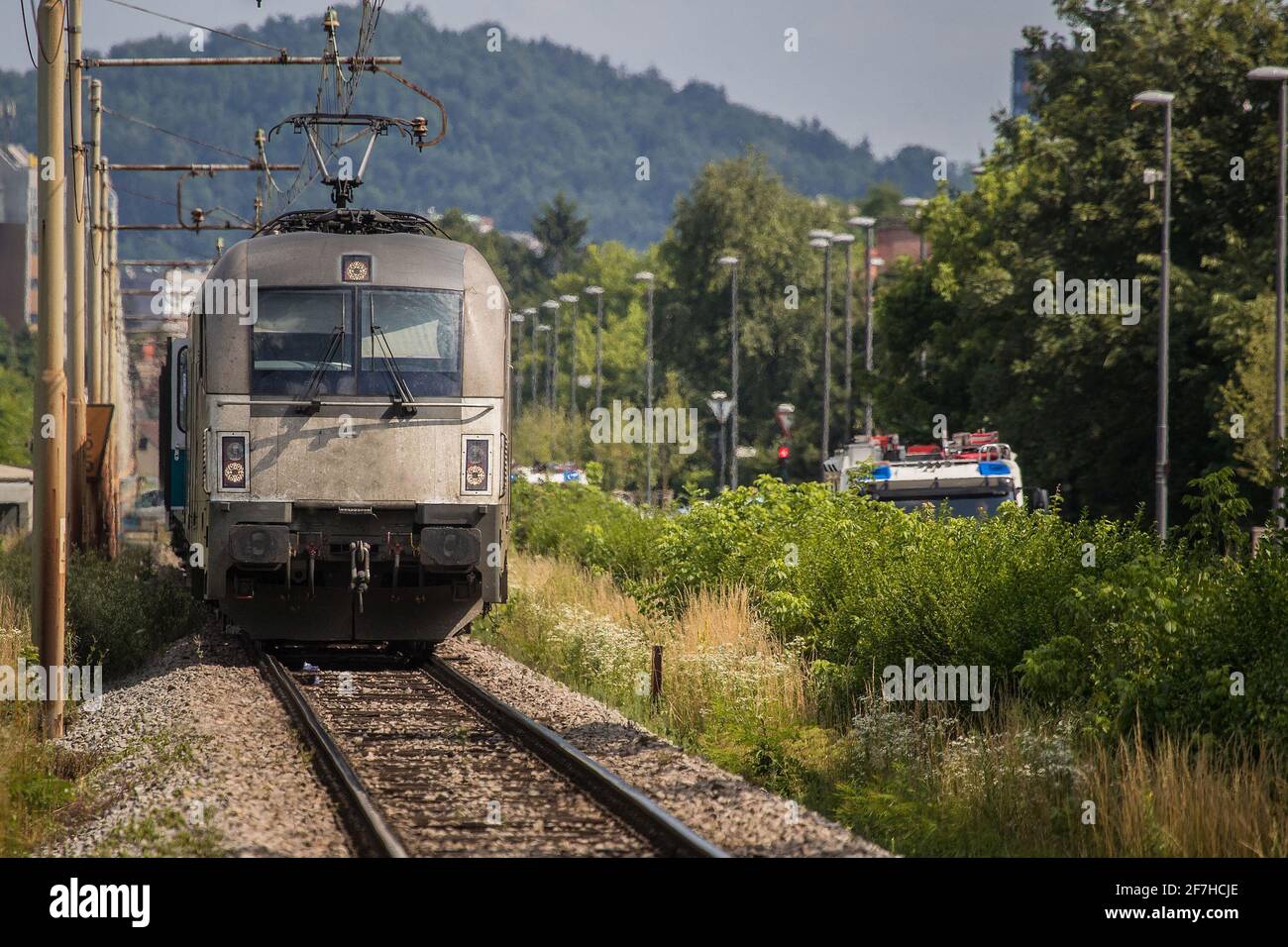 Un train a surcoulé un piéton à Ljubljana, en Slovénie. Train arrêté visible sur une voie ouverte et pompiers et ambulance en arrière-plan à côté de TH Banque D'Images