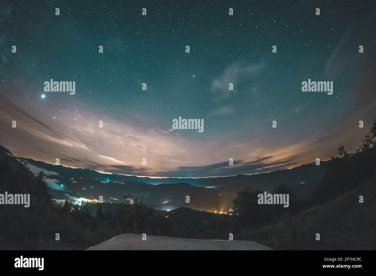 Vue sur le village d'Osilnica en Slovénie, vue vers le sud. Nuit étoilée juste après le coucher du soleil. Banque D'Images