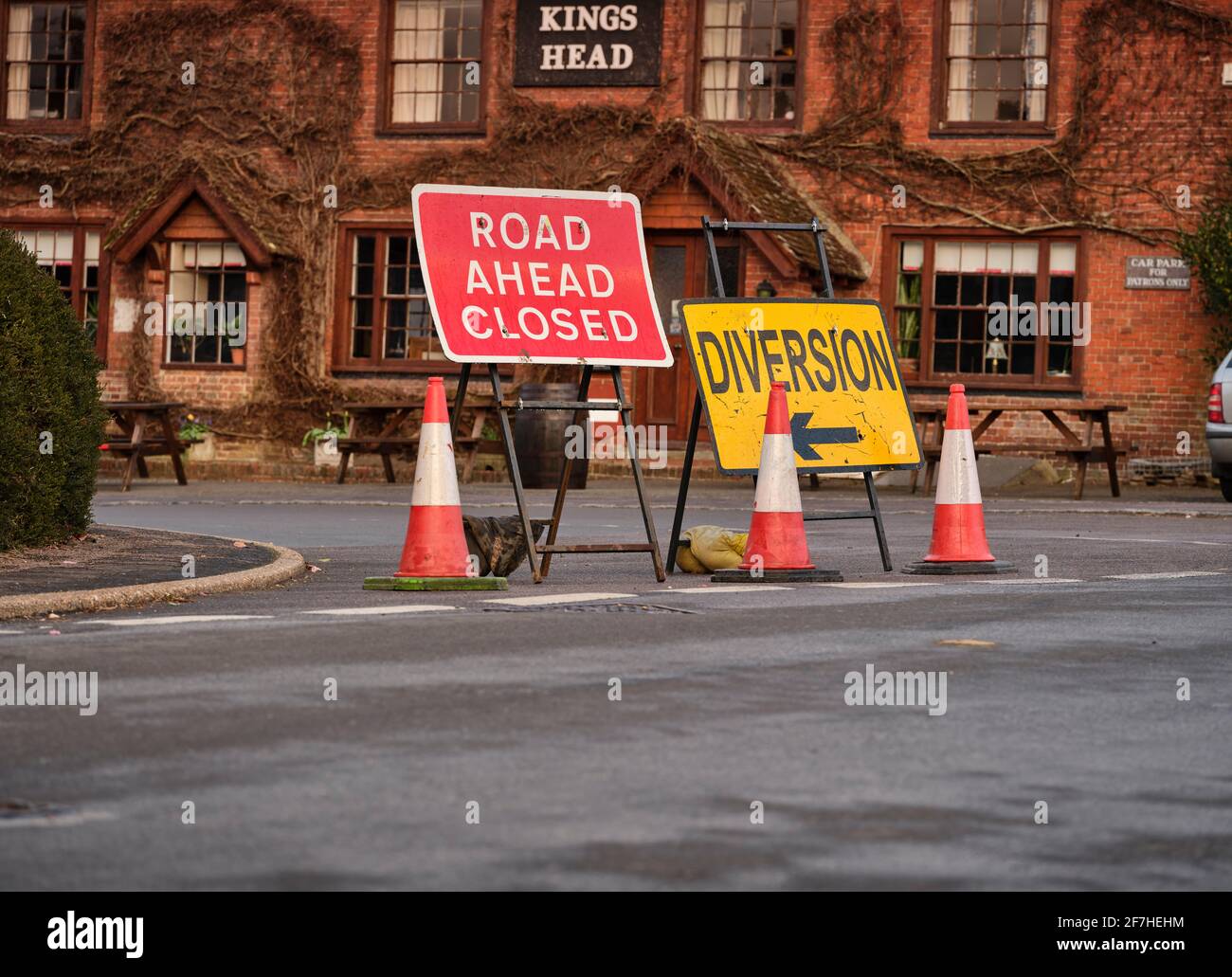 Un panneau de route fermé le long d'un panneau de déviation redirigeant la circulation à East Hoathly, East Sussex, Royaume-Uni Banque D'Images