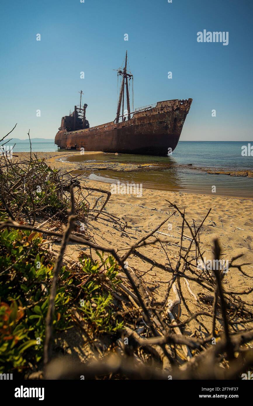 Dimitrios naufrage à Gythio, Grèce. Un naufrage en métal rouillé partiellement coulé qui se défait dans le temps sur une plage de sable par une journée ensoleillée. Célèbre naufrage Banque D'Images