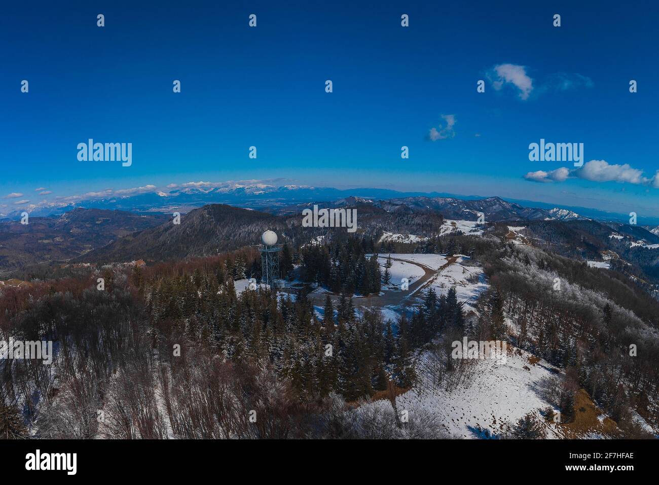 Large panorama de la pluie Doppler ou du radar météorologique sur le sommet de la colline appelée Pasja Ravan en Slovénie par temps froid d'hiver. Belle journée ensoleillée et pluie Banque D'Images