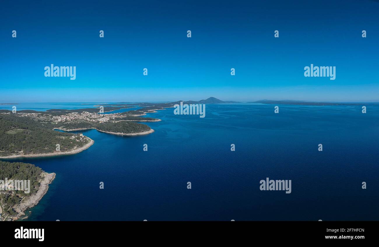 Photo panoramique aérienne des îles proches de Veli Losinj en Croatie. Destination estivale de croatie, en regardant vers le Mali Losinj et d'autres îles de Banque D'Images