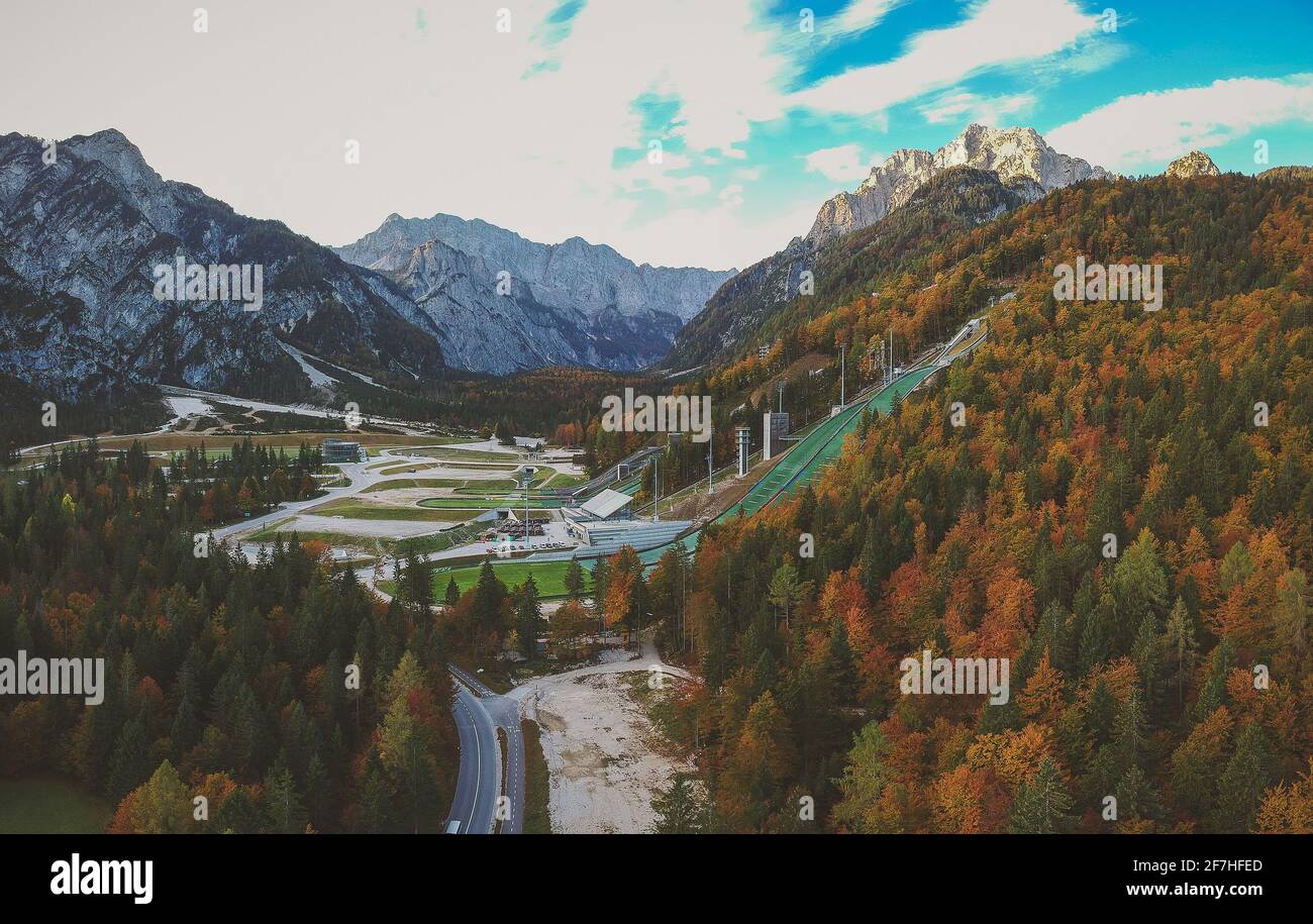 Vue aérienne de la vallée de Tamar avec les collines de saut à ski de Planica visibles au premier plan. Vue d'automne de la zone de saut à ski de Planica. Banque D'Images