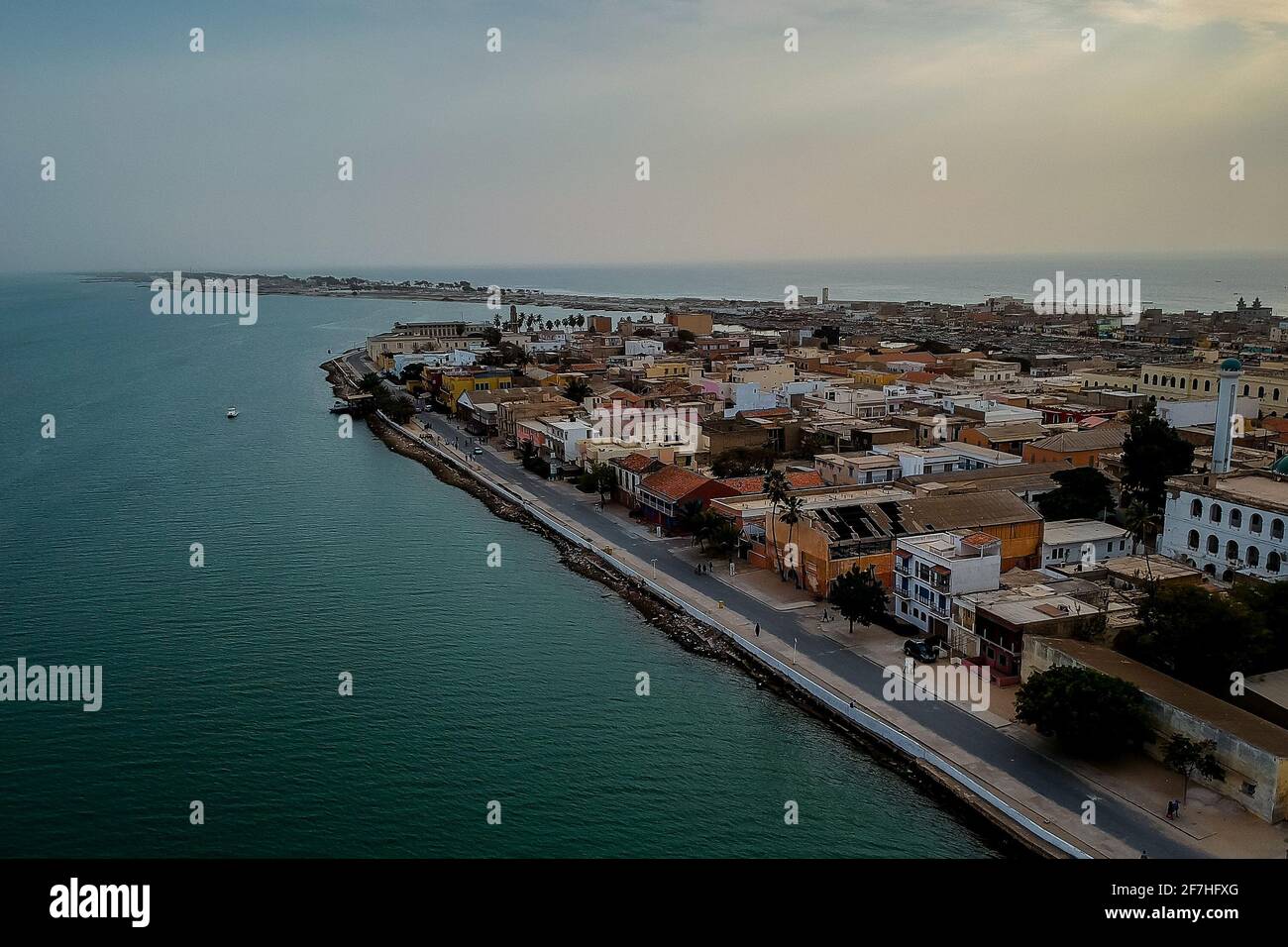 Panorama aérien de Sant Louis, ville classée au patrimoine de l'unesco dans le nord du Sénégal. Vue depuis le fleuve Sénégal vers la vieille ville coloniale et l'île des pêcheurs. Banque D'Images