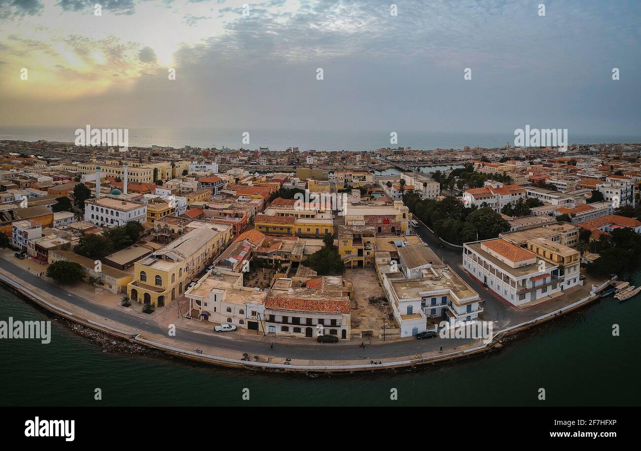 Panorama aérien de Sant Louis, ville classée au patrimoine de l'unesco dans le nord du Sénégal. Vue depuis le fleuve Sénégal vers la vieille ville coloniale et l'île des pêcheurs. Banque D'Images