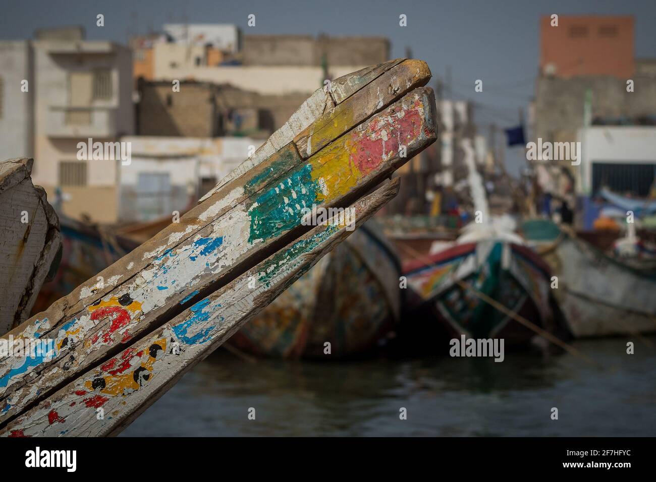 Détail d'un arc d'un bateau de pêche typique à Sant Louis, Sénégal, appelé pirogue ou piragua ou piraga. Autres bateaux colorés utilisés par les pêcheurs dans le m Banque D'Images