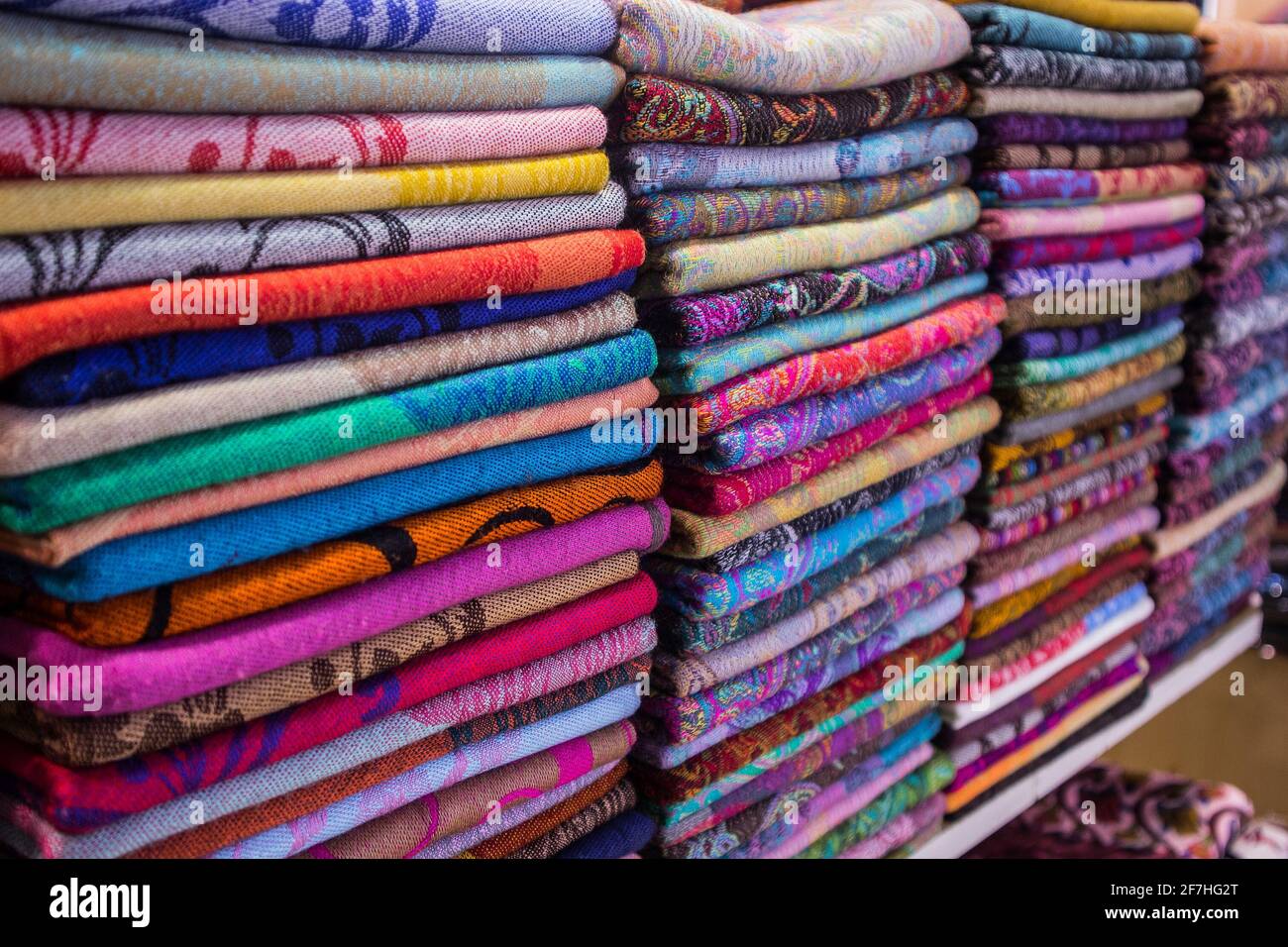 Des piles de couvertures turques de coton et de laine vendues sur le Grand Bazar à Istanbul, en Turquie. Tissu plié coloré vendu dans le Grand Bazar. Banque D'Images