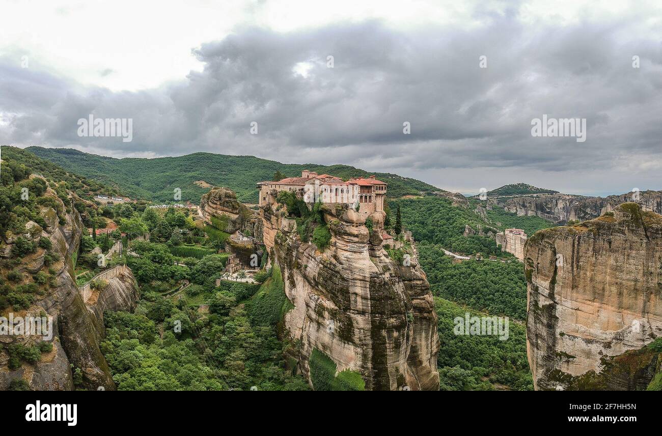 Panorama de drone du monastère de Varlaam. Belle vue panoramique, ancien bâtiment grec traditionnel sur le sommet de l'immense pilier en pierre à Meteora, Banque D'Images