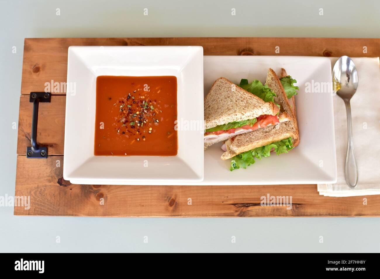 Soupe chaude et sandwich réconfortants pour un déjeuner frais et une alimentation saine. Concept photo, arrière-plan alimentaire, espace de copie Banque D'Images