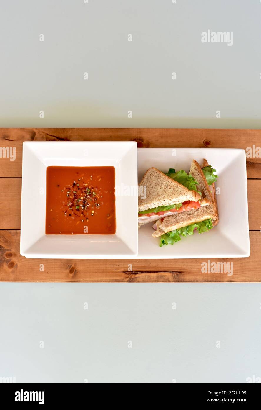 Soupe chaude et sandwich réconfortants pour un déjeuner frais et une alimentation saine. Concept photo, arrière-plan alimentaire, espace de copie Banque D'Images