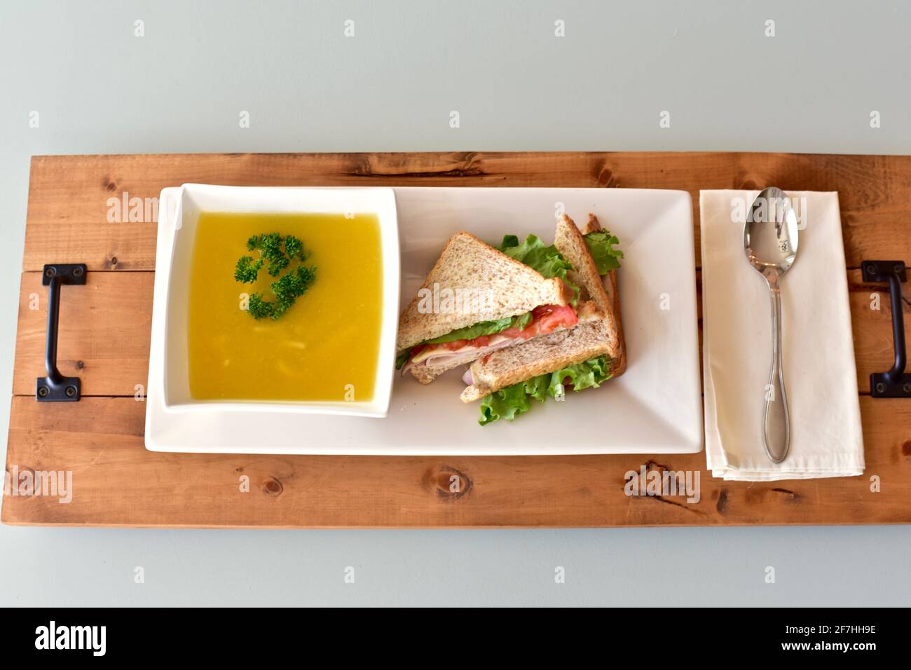 Soupe chaude et sandwich réconfortants pour un déjeuner frais et une alimentation saine. Concept photo, arrière-plan alimentaire, espace de copie Banque D'Images