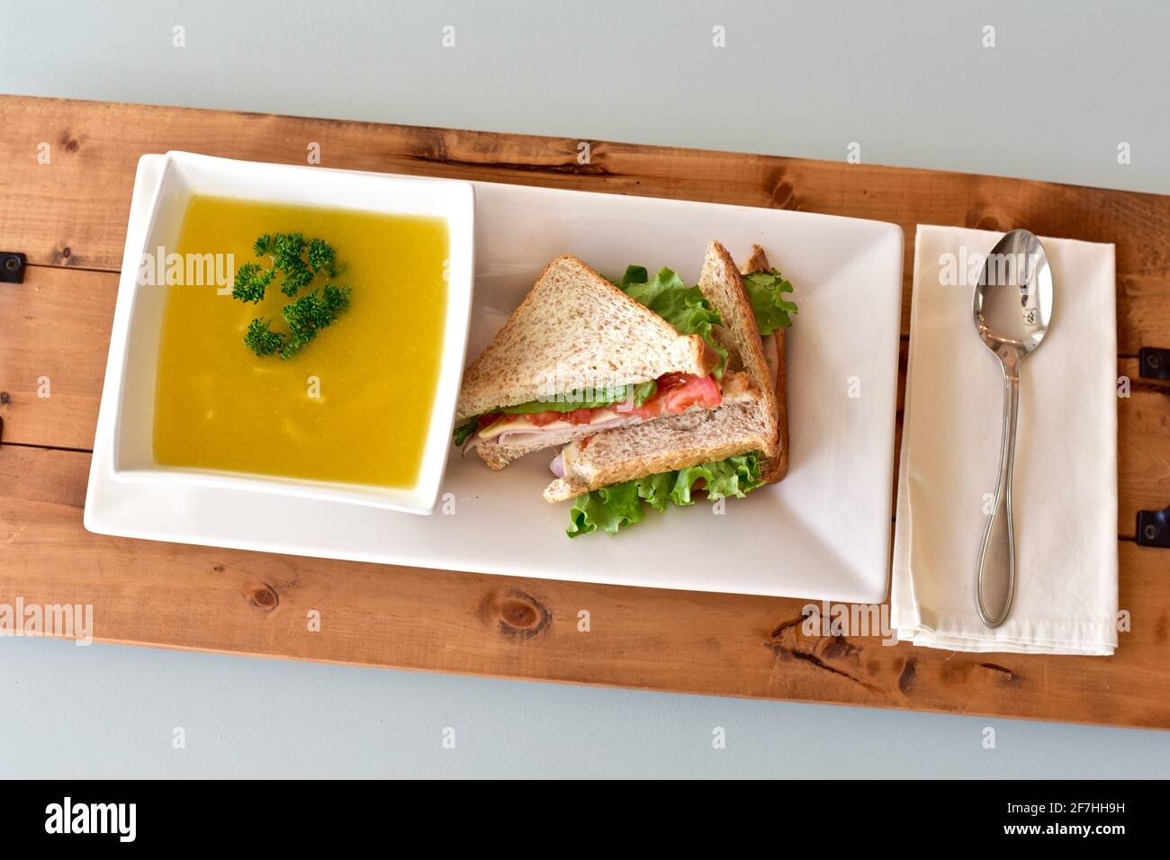 Soupe chaude et sandwich réconfortants pour un déjeuner frais et une alimentation saine. Concept photo, arrière-plan alimentaire, espace de copie Banque D'Images