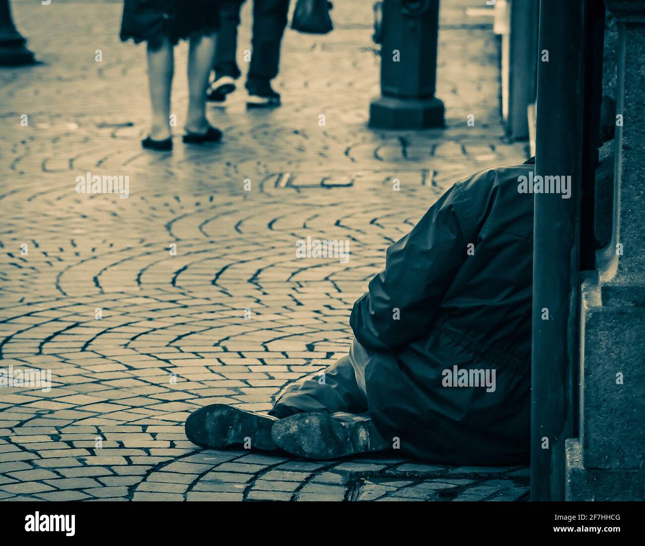 Les gens ne donnant aucun intérêt à une personne pauvre assise ou mendiant dans la rue. Concept de la vie misérable des pauvres ou des mendiants. Banque D'Images