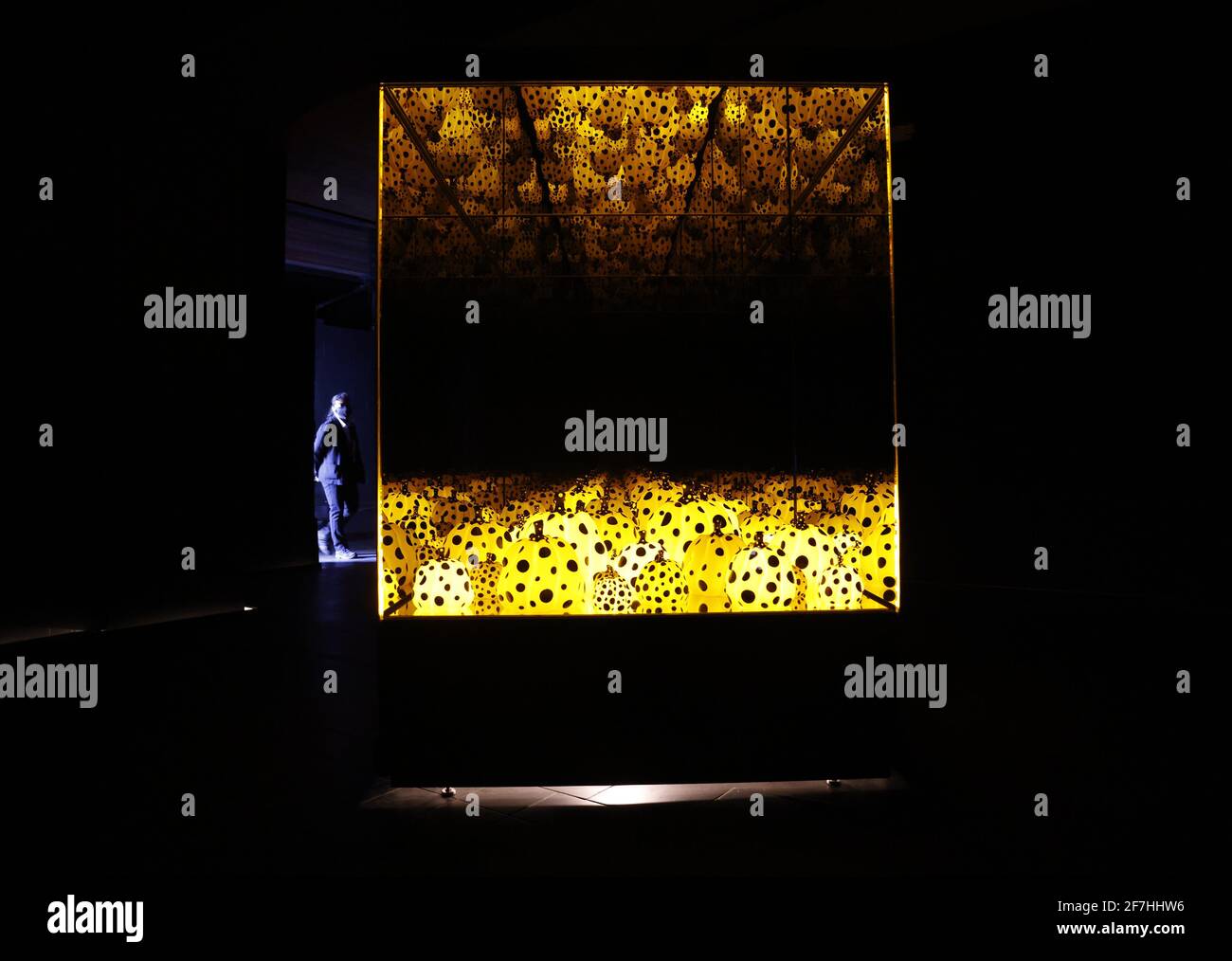 Bronx, États-Unis. 07e avril 2021. Pumpkins hurlant à propos de Love Beyond Infinity est exposé dans un aperçu de KUSAMA: Cosmic nature au jardin botanique de New York à New York le mercredi 5 avril 2021. Yayoi Kusama est un artiste contemporain japonais qui travaille principalement dans la sculpture et l'installation. Photo de John Angelillo/UPI crédit: UPI/Alay Live News Banque D'Images