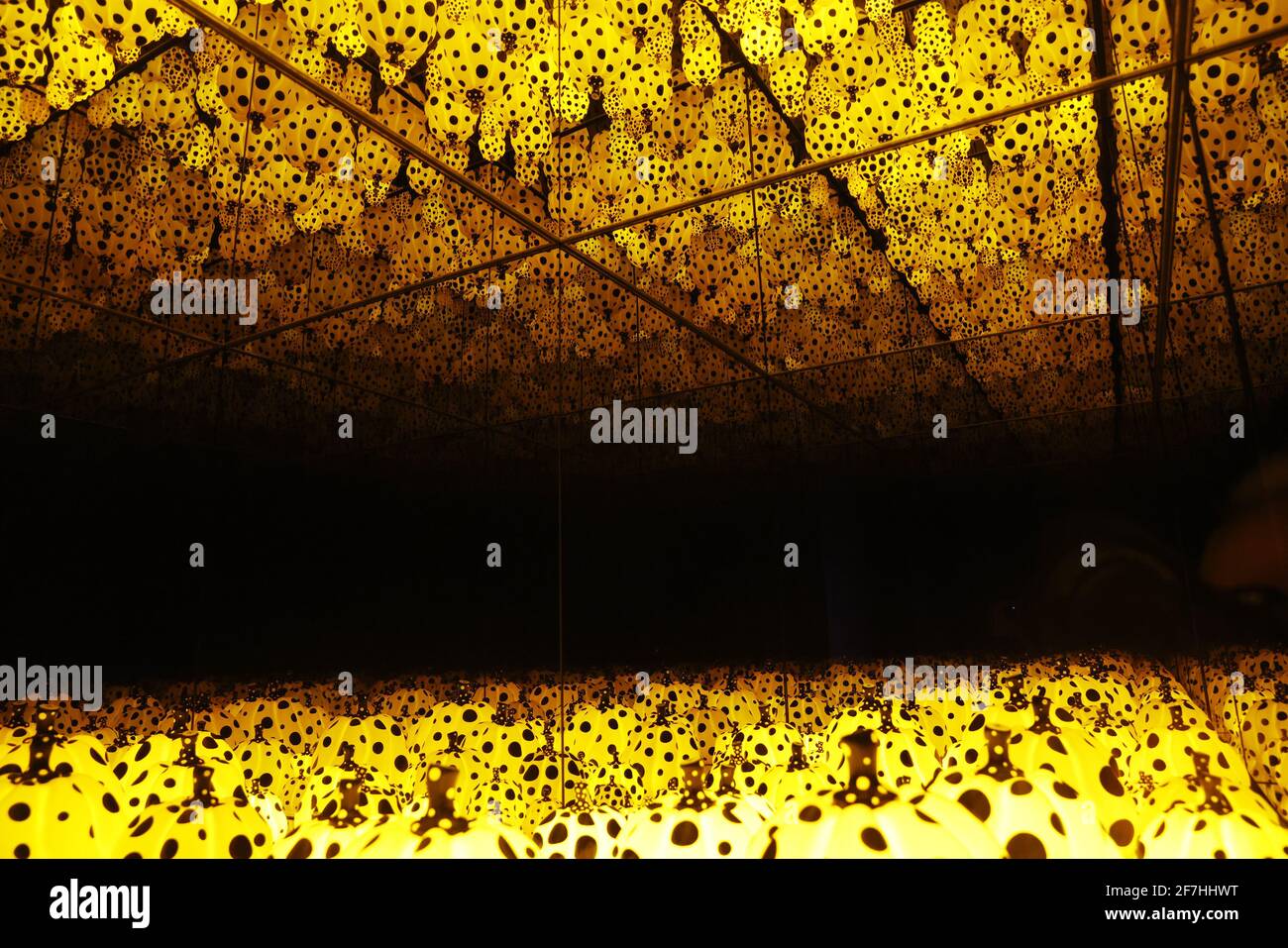 Bronx, États-Unis. 07e avril 2021. Pumpkins hurlant à propos de Love Beyond Infinity est exposé dans un aperçu de KUSAMA: Cosmic nature au jardin botanique de New York à New York le mercredi 5 avril 2021. Yayoi Kusama est un artiste contemporain japonais qui travaille principalement dans la sculpture et l'installation. Photo de John Angelillo/UPI crédit: UPI/Alay Live News Banque D'Images