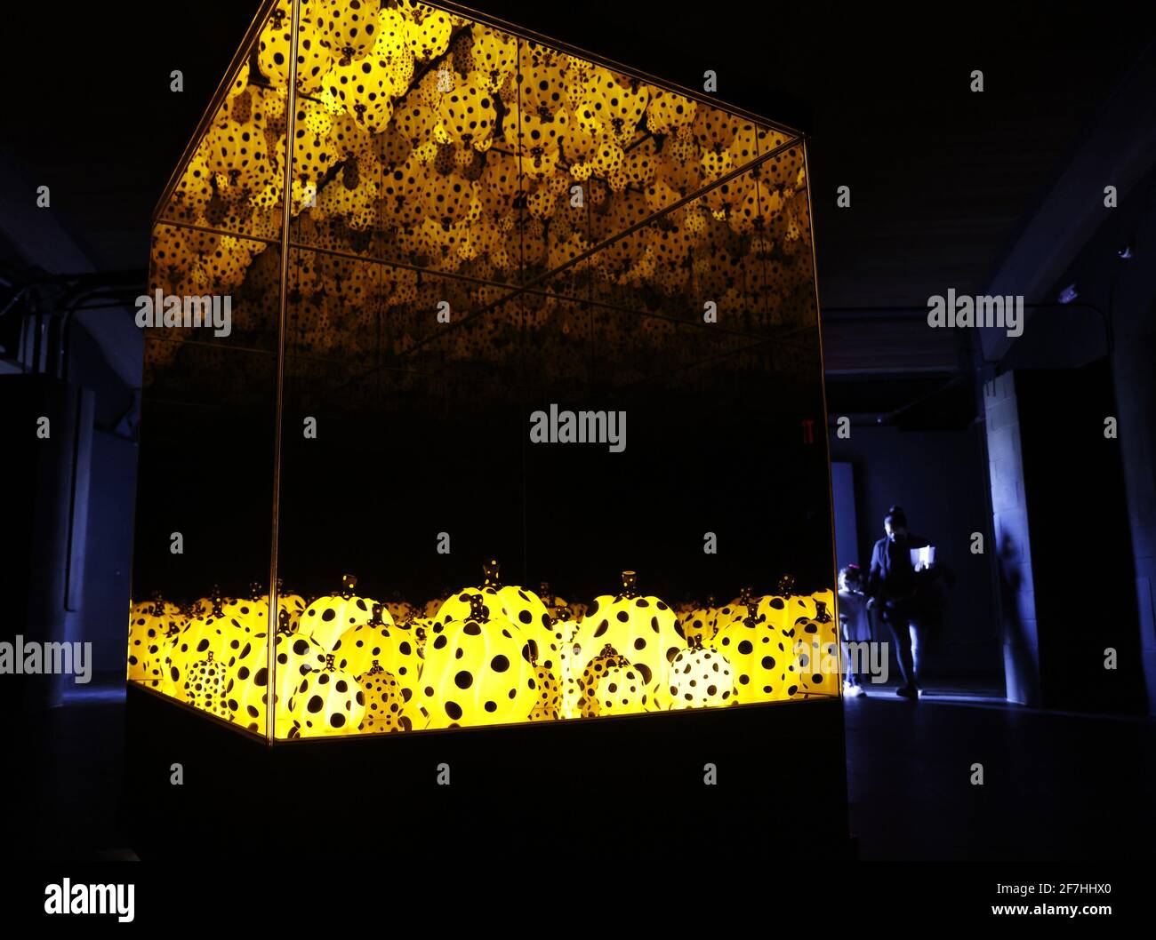 Bronx, États-Unis. 07e avril 2021. Pumpkins hurlant à propos de Love Beyond Infinity est exposé dans un aperçu de KUSAMA: Cosmic nature au jardin botanique de New York à New York le mercredi 5 avril 2021. Yayoi Kusama est un artiste contemporain japonais qui travaille principalement dans la sculpture et l'installation. Photo de John Angelillo/UPI crédit: UPI/Alay Live News Banque D'Images