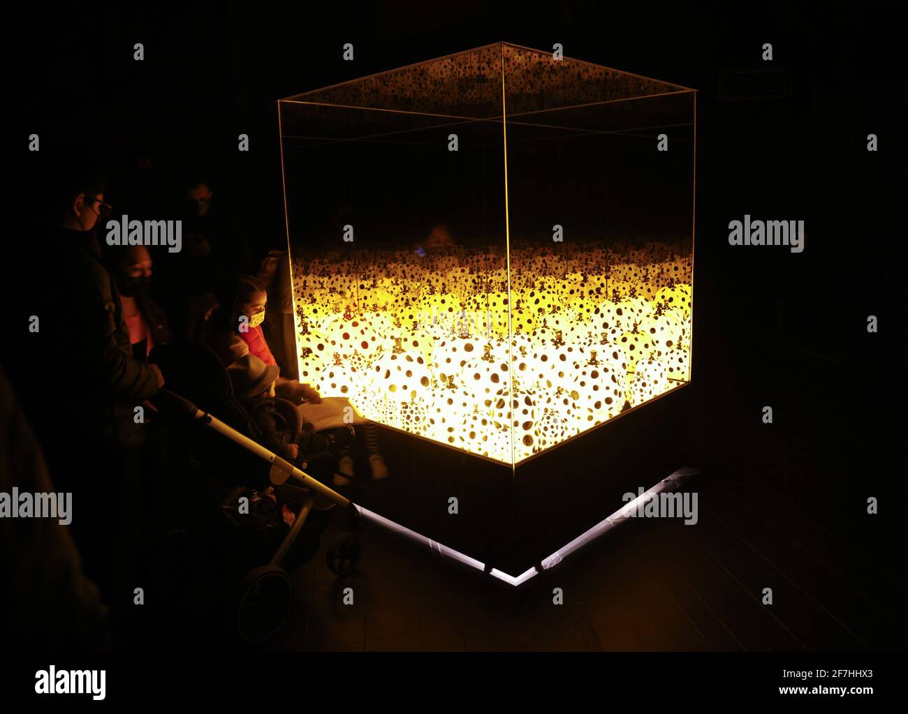 Bronx, États-Unis. 07e avril 2021. Pumpkins hurlant à propos de Love Beyond Infinity est exposé dans un aperçu de KUSAMA: Cosmic nature au jardin botanique de New York à New York le mercredi 5 avril 2021. Yayoi Kusama est un artiste contemporain japonais qui travaille principalement dans la sculpture et l'installation. Photo de John Angelillo/UPI crédit: UPI/Alay Live News Banque D'Images