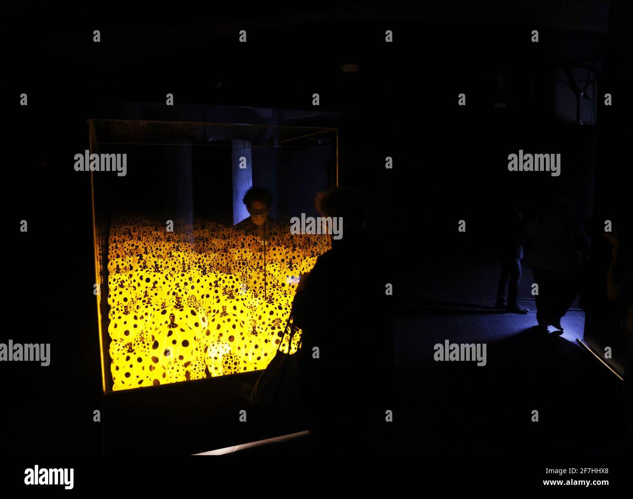 Bronx, États-Unis. 07e avril 2021. Pumpkins hurlant à propos de Love Beyond Infinity est exposé dans un aperçu de KUSAMA: Cosmic nature au jardin botanique de New York à New York le mercredi 5 avril 2021. Yayoi Kusama est un artiste contemporain japonais qui travaille principalement dans la sculpture et l'installation. Photo de John Angelillo/UPI crédit: UPI/Alay Live News Banque D'Images