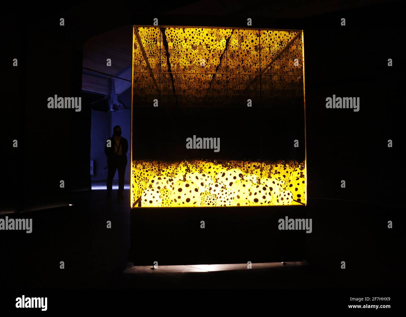 Bronx, États-Unis. 07e avril 2021. Pumpkins hurlant à propos de Love Beyond Infinity est exposé dans un aperçu de KUSAMA: Cosmic nature au jardin botanique de New York à New York le mercredi 5 avril 2021. Yayoi Kusama est un artiste contemporain japonais qui travaille principalement dans la sculpture et l'installation. Photo de John Angelillo/UPI crédit: UPI/Alay Live News Banque D'Images