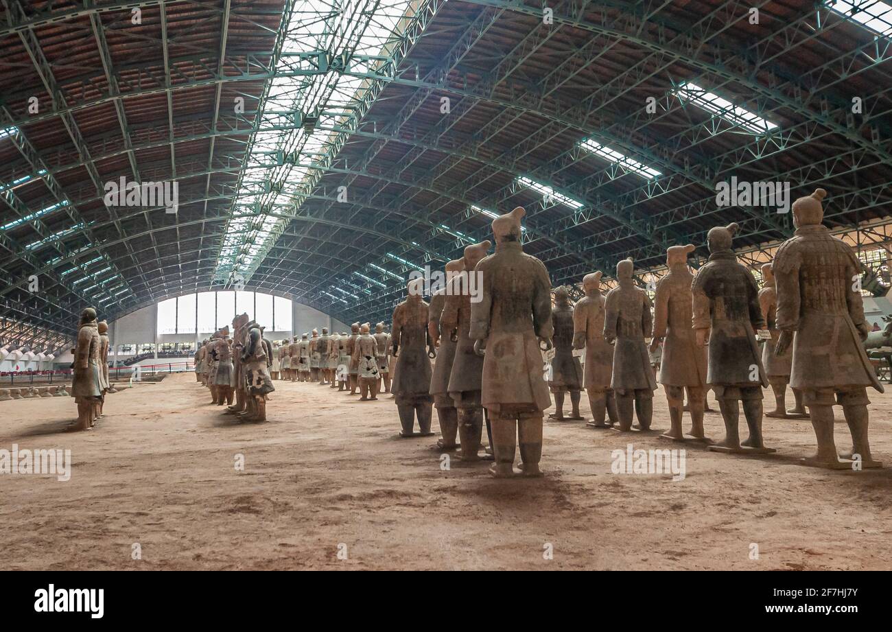 Xian, Chine - 1er mai 2010 : Armée en terre cuite de Qin Shi Huang vue de l'arrière dans la salle de hug. Lignes de soldats. Banque D'Images