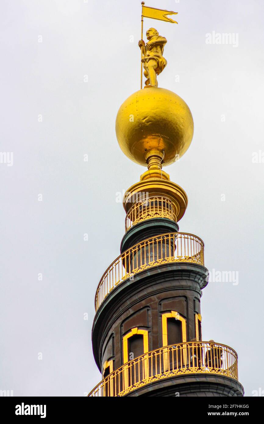 Le sommet de la tour du VOR Frelsers Kirke, avec l'escalier en colimaçon caractéristique et la statue dorée au sommet Banque D'Images
