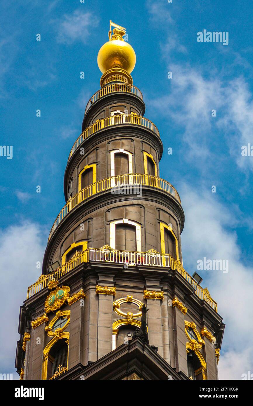 Le sommet de la tour du VOR Frelsers Kirke, avec l'escalier en colimaçon caractéristique et la statue dorée au sommet Banque D'Images