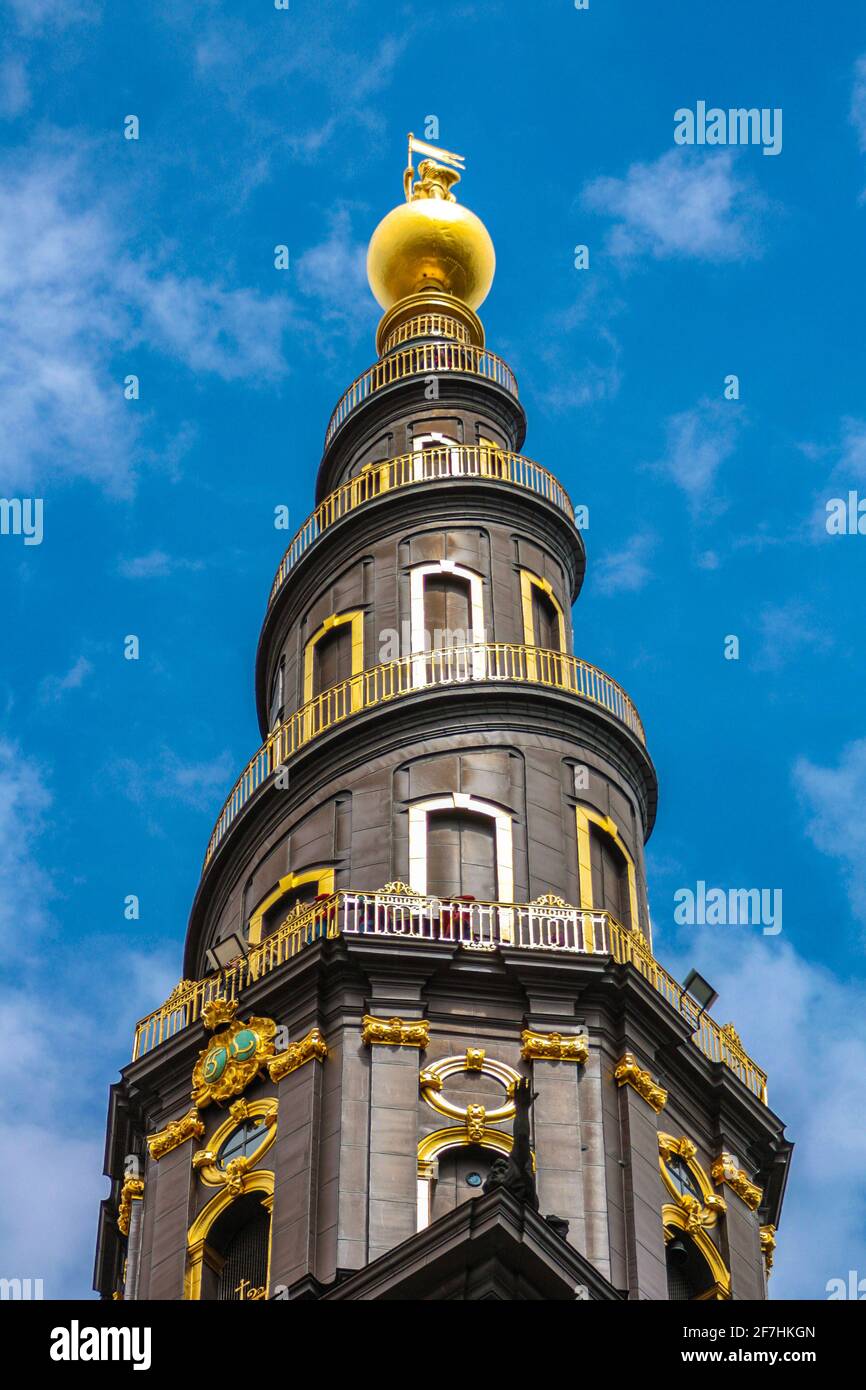 Le sommet de la tour du VOR Frelsers Kirke, avec l'escalier en colimaçon caractéristique et la statue dorée au sommet Banque D'Images